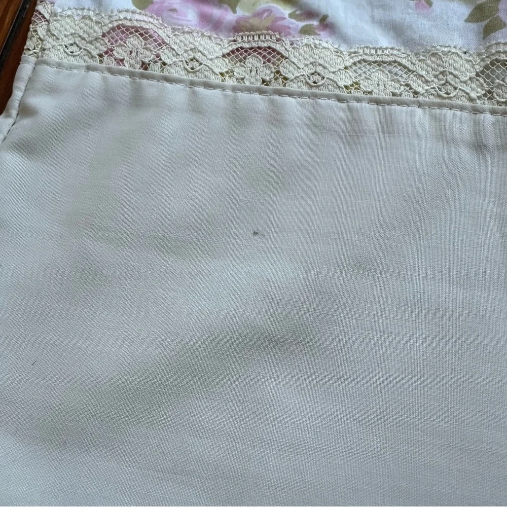 Vintage Springmaid Wondercale set of 2 white & pink floral & lace pillowcases